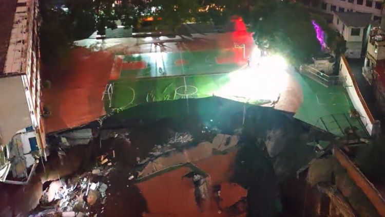 湖南邵陽一學(xué)校圍牆操場坍塌 無人員傷亡