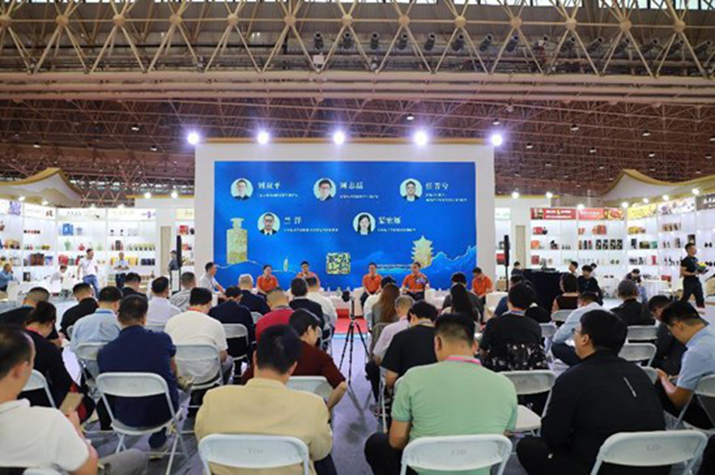 酒博會直擊：打破酒罈問到底  黃酒博士團為千年國釀?wù)? title=