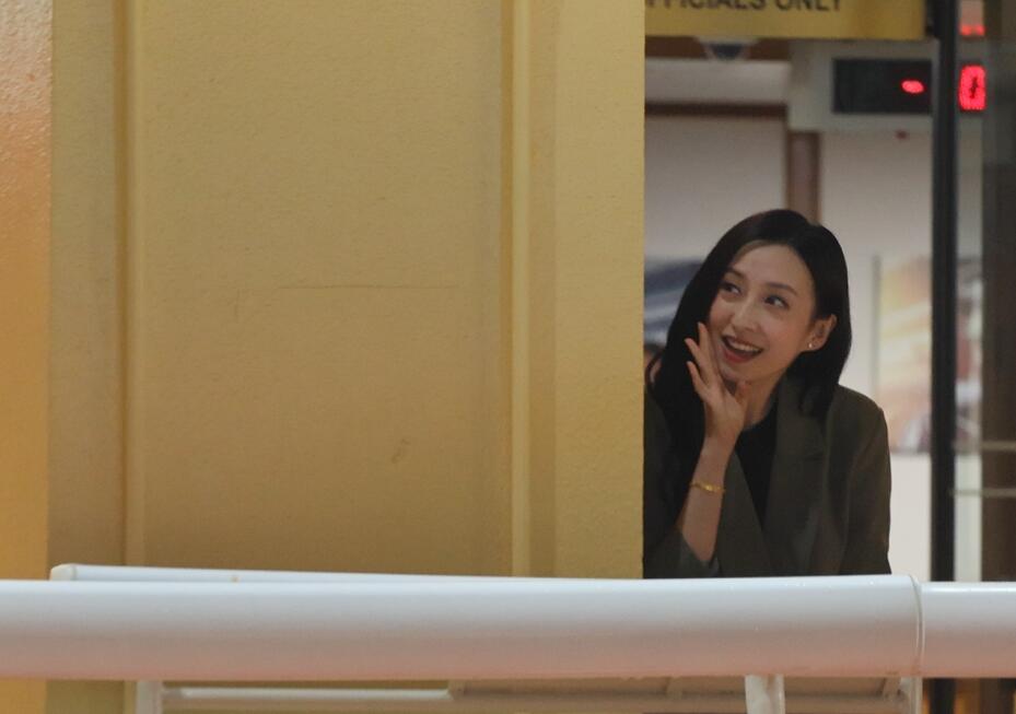 有片丨入場支持時(shí)間寶 視后龔嘉欣同潘明輝講加油