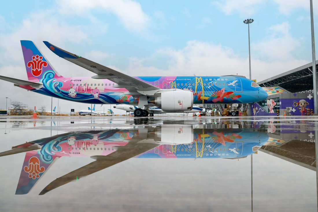 有片︱國(guó)內(nèi)首架C919十五運(yùn)會(huì)主題彩繪飛機(jī)首航