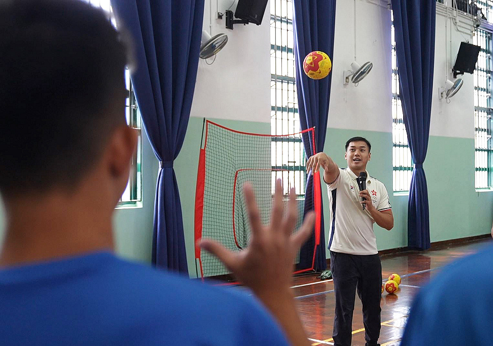 有片〡謝永輝壁屋懲教所授手球技巧 更生路上投下信任一球