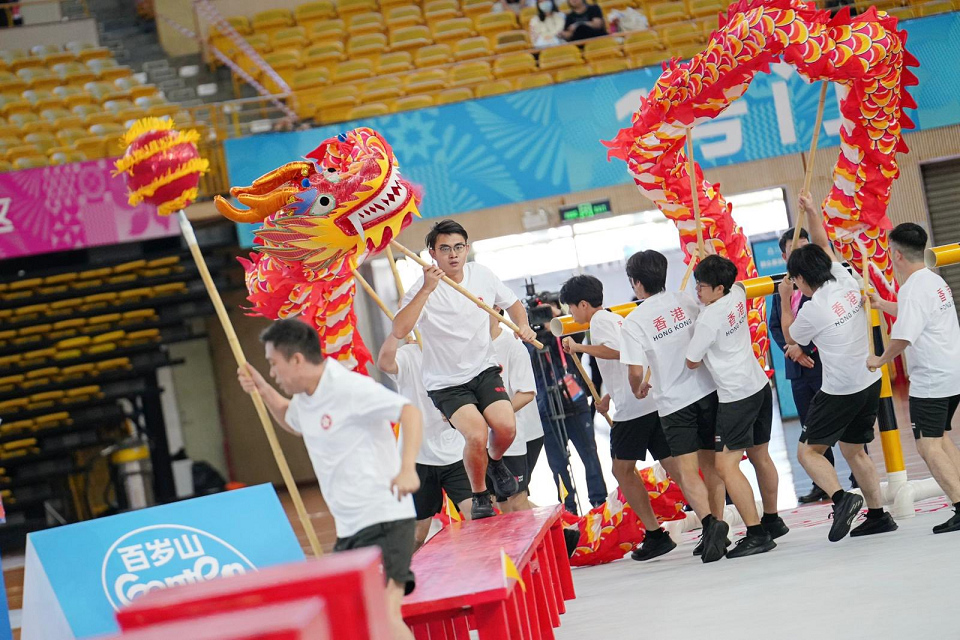 有片〡十五運會佛山舞龍障礙賽 少年警訊代港出戰(zhàn)展現(xiàn)團隊精神