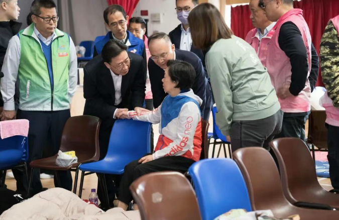 中聯(lián)辦主任周霽副主任農(nóng)融探望慰問(wèn)火災(zāi)傷者和受影響居民