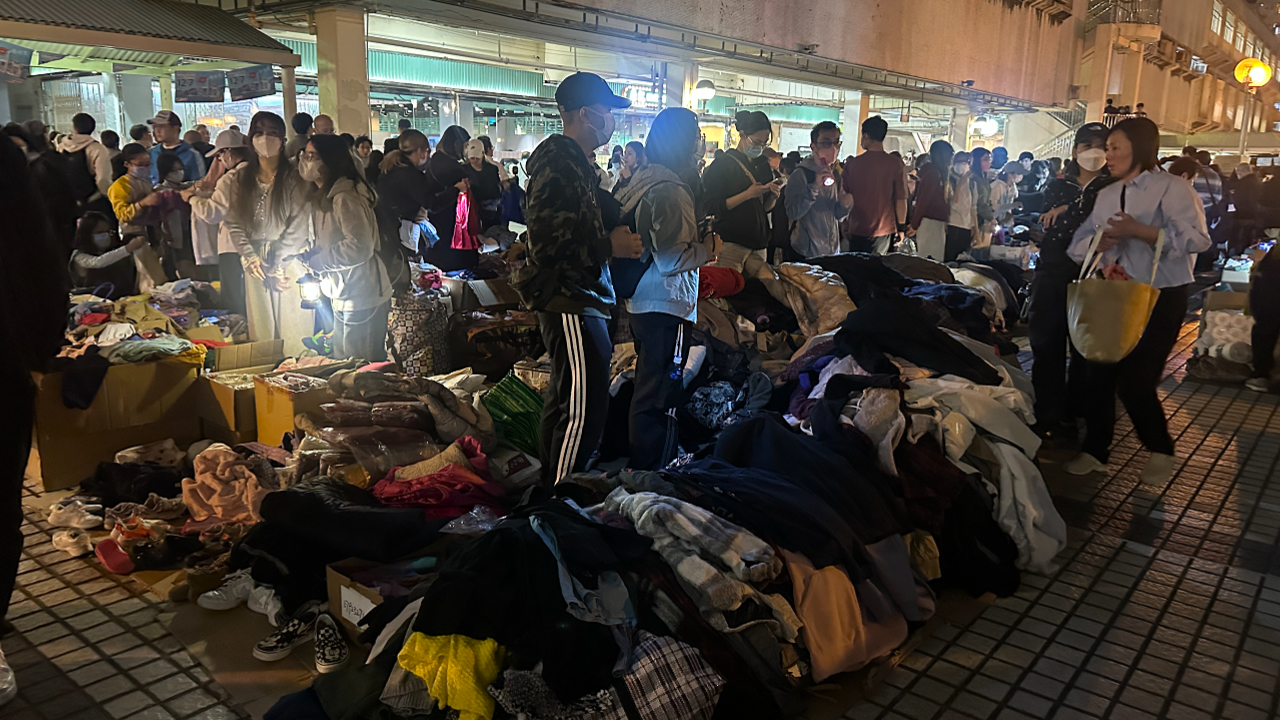 有片丨【宏福苑大火】香港好有愛 市民自發(fā)捐物資 極速建互助平臺