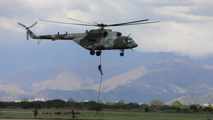 委內(nèi)瑞拉啟動所有多邊機制應(yīng)對「美國封鎖空域」 美國指將通過陸路打擊「毒販」