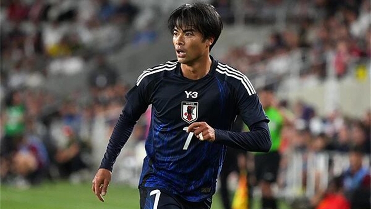 日本國(guó)腳手持「日本二戰(zhàn)最後投降士兵」照片合影 英超球隊(duì)道歉