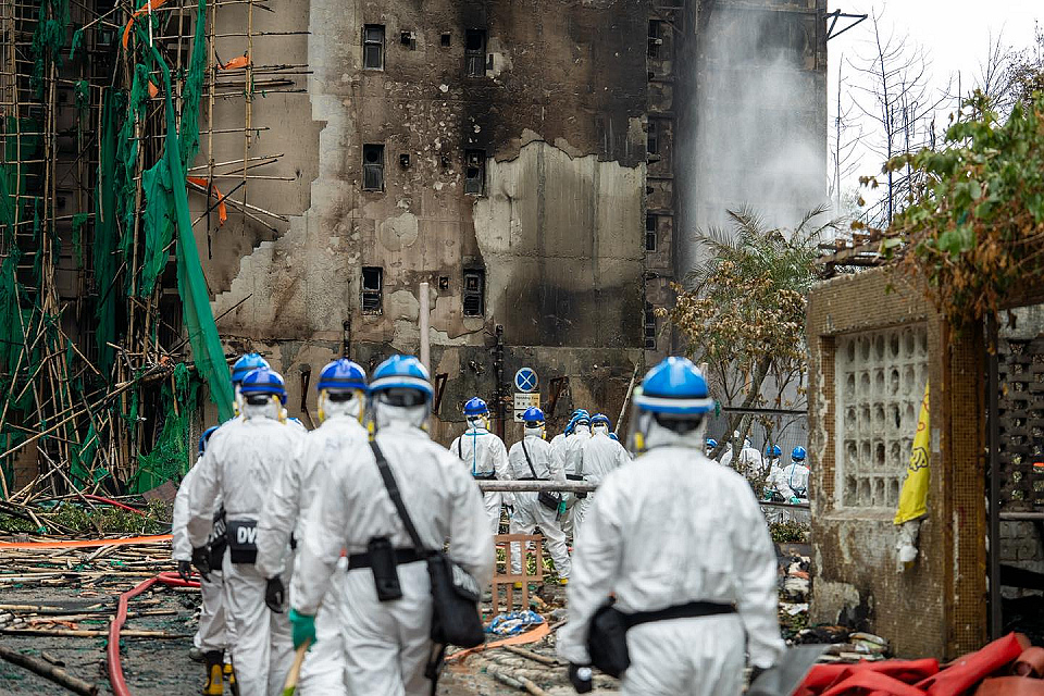 多圖：宏福苑大火〡警方聯(lián)同各部門群策群力 合力進行災(zāi)後處理
