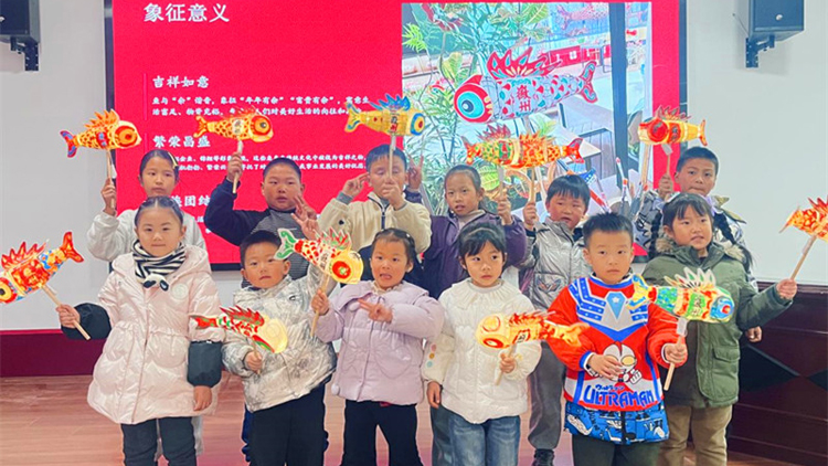 親子共樂文脈綿長  皖祁門非遺魚燈鬧社區(qū)