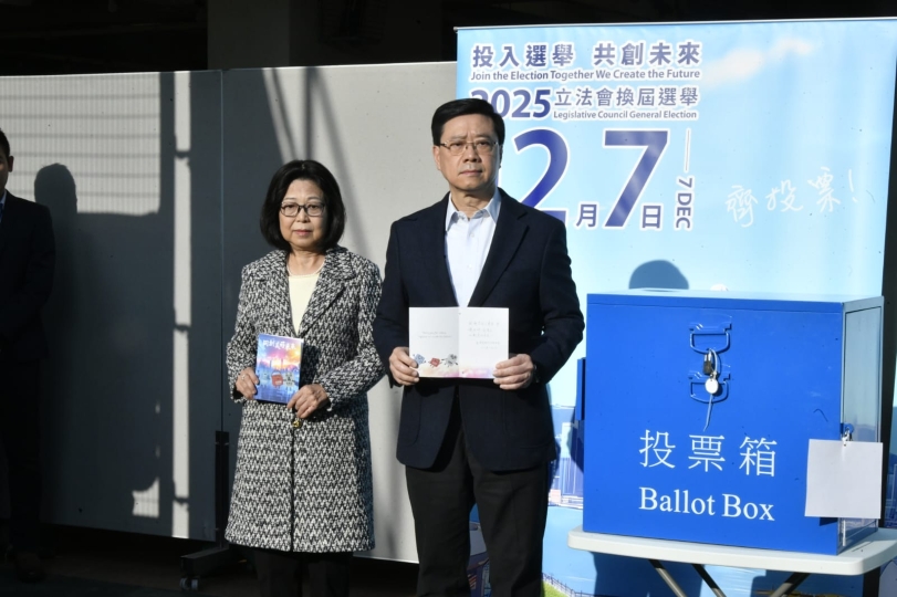 立法會(huì)選舉丨李家超與太太到高主教書院票站投票 籲選民踴躍投票