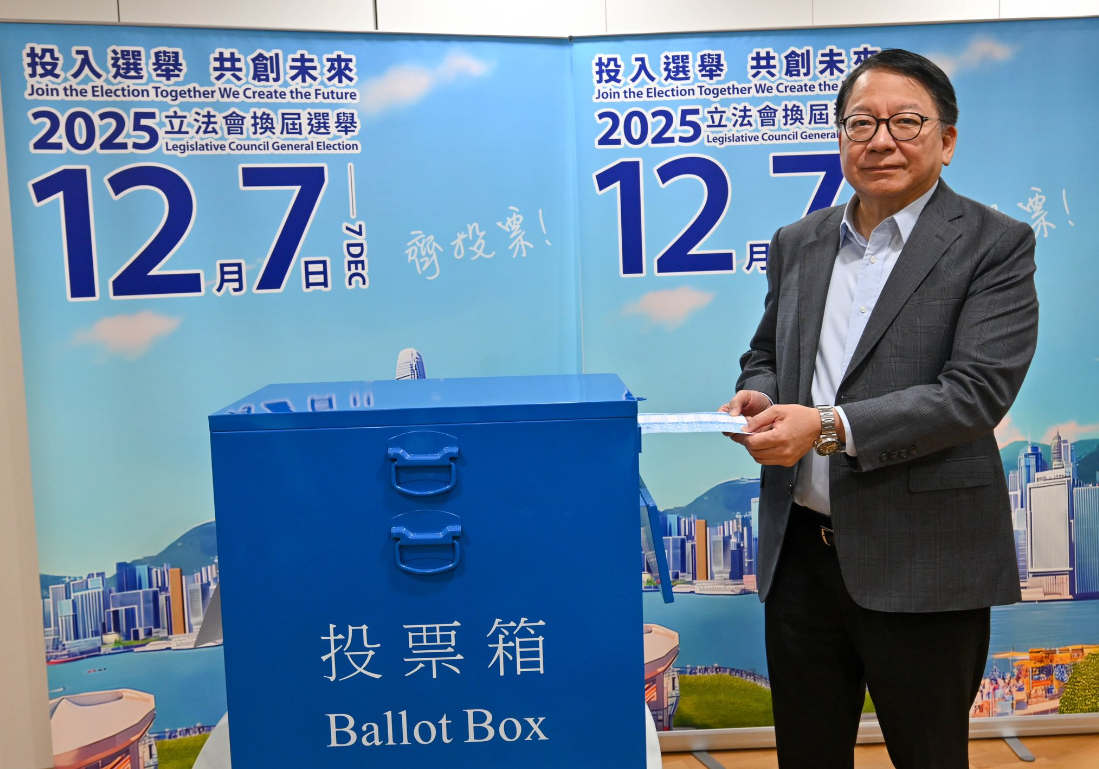 有片 | 【立法會(huì)選舉】陳國(guó)基和家人到火炭票站投票 呼籲選民盡早投票