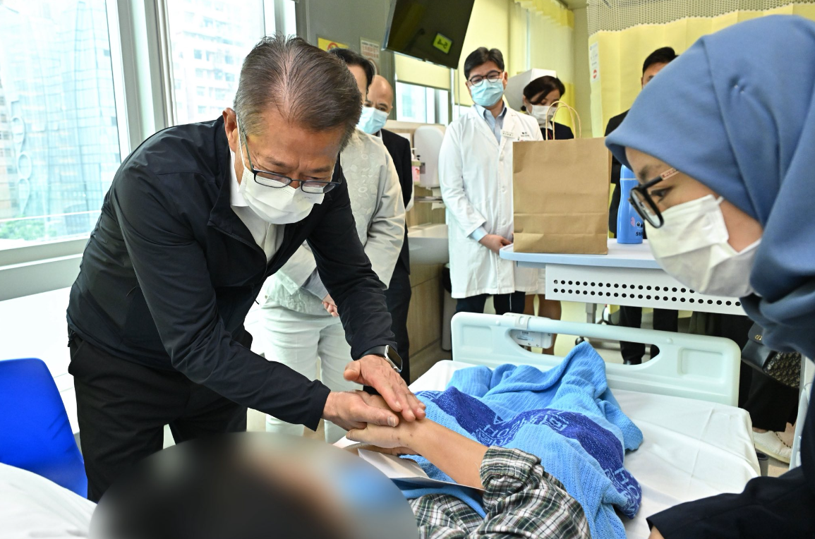 宏福苑大火丨陳茂波走訪災(zāi)區(qū)探望災(zāi)民：必須補(bǔ)漏洞避免慘劇再發(fā)生