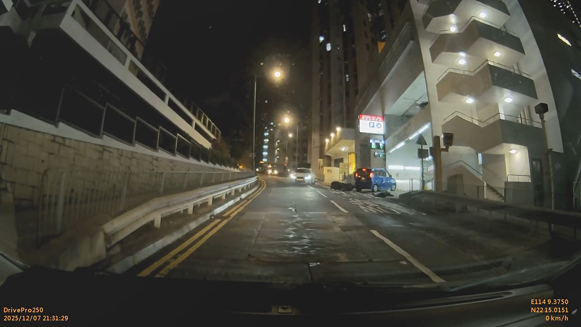 有片〡鐵騎士停車場外倒地受傷 涉事私家車疑繼續(xù)泊車 