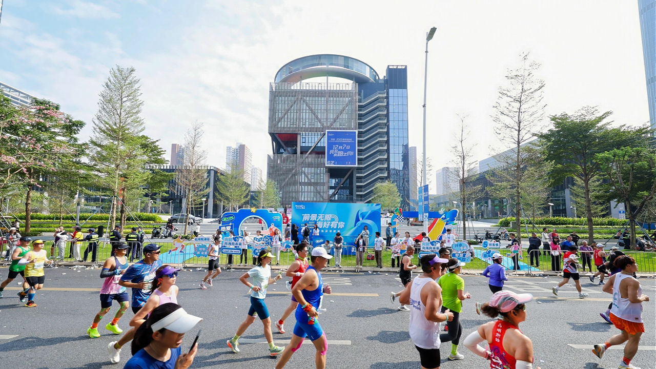 2025深圳馬拉松燃情前海國際活力 奔湧向「前」共赴山「海」 「助陣?yán)怖碴?duì)」盡顯國際範(fàn) 