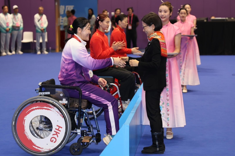 殘?zhí)貖W會(huì) | 港隊(duì)余翠怡在女子個(gè)人重劍摘銀 可獲馬會(huì)逾9.3萬(wàn)元獎(jiǎng)金