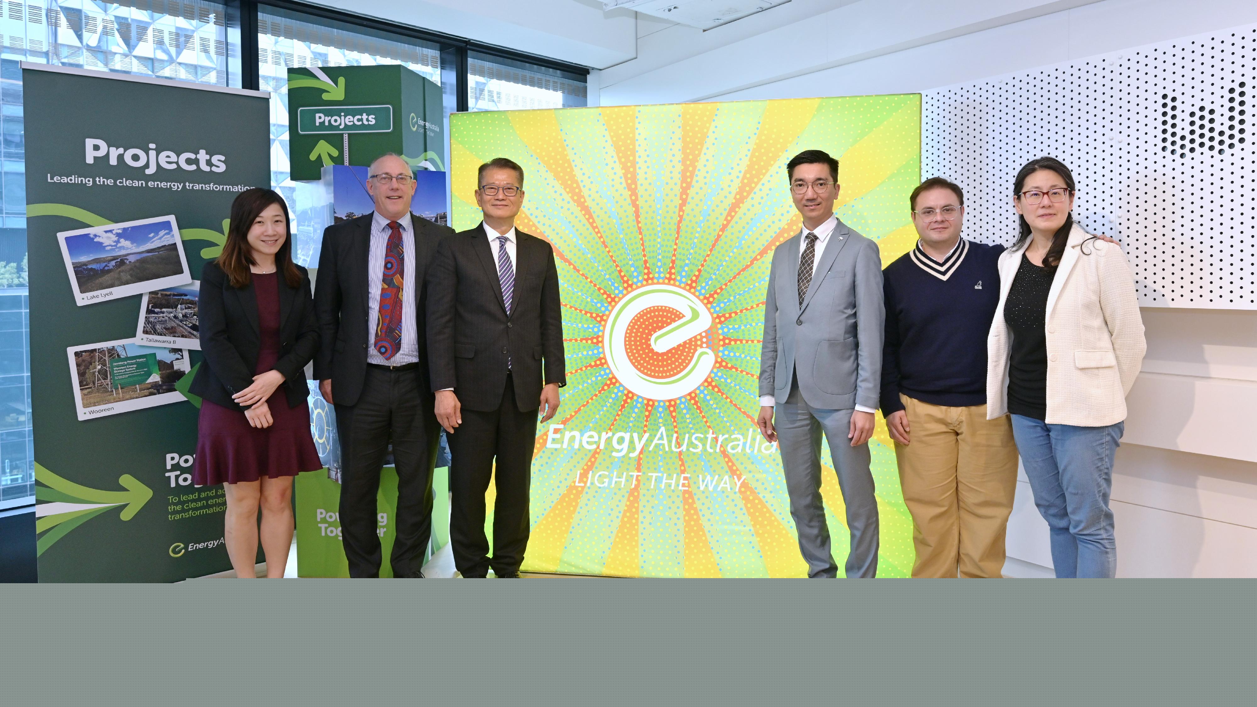 財(cái)政司司長(zhǎng)陳茂波今日（墨爾本時(shí)間九月三日）在澳洲墨爾本與一家港資電動(dòng)汽車充電營(yíng)運(yùn)商以及其澳洲夥伴會(huì)面，了解其電動(dòng)車充電服務(wù)和解決方案。圖示陳茂波（左三）與該企業(yè)的代表合照。