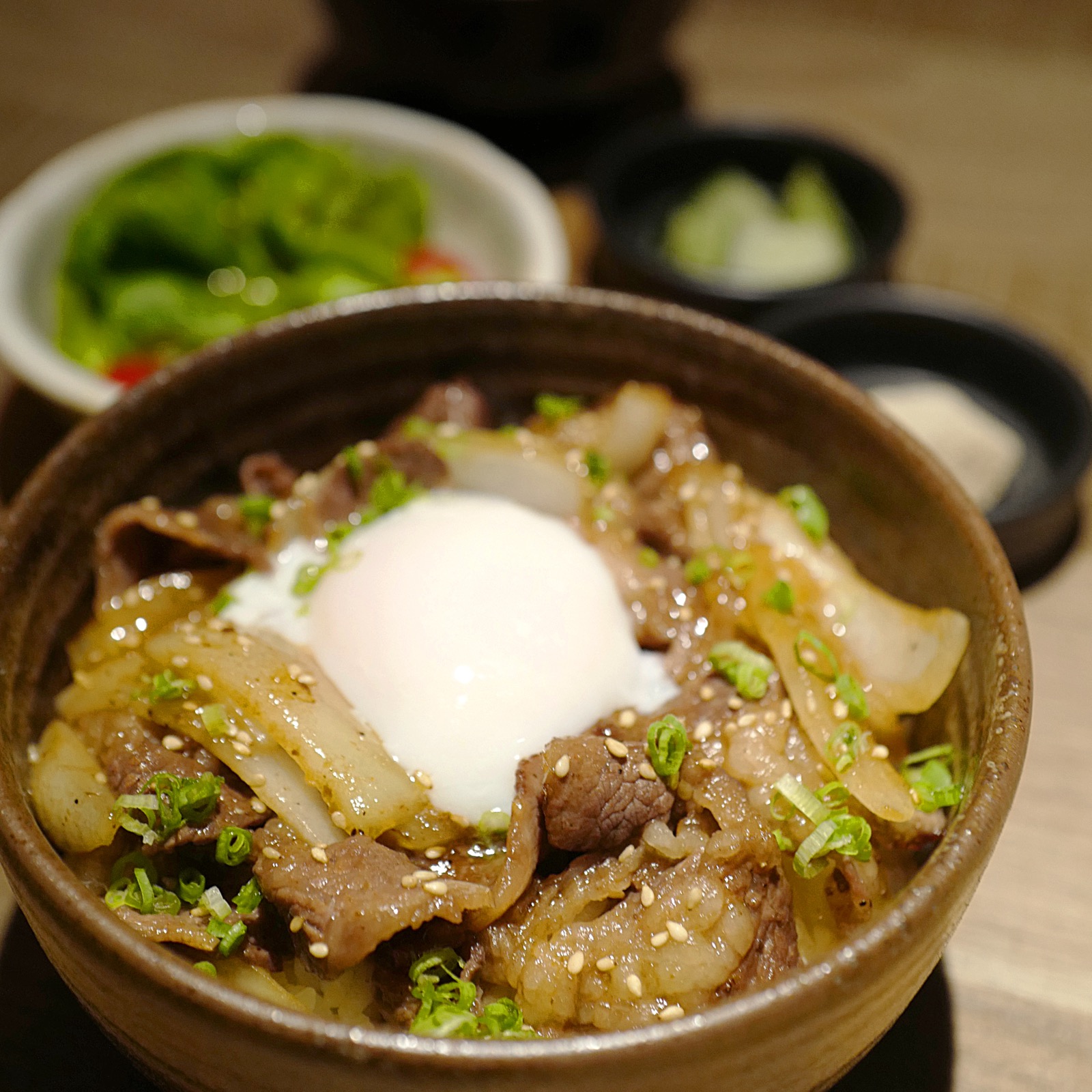 Nakame no Teppen Weekday Lunch_溫泉蛋和牛丼定食.jpeg