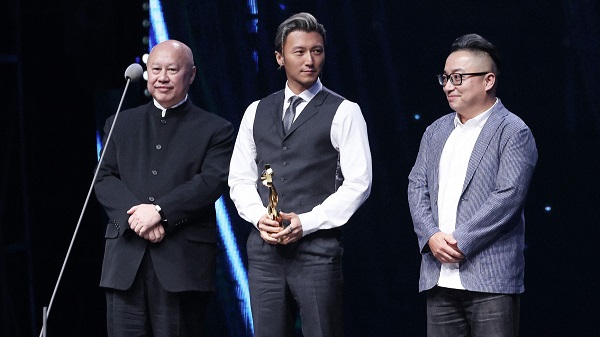 (左起)英皇電影COO邱漢雄、霆鋒、新麗電影CEO李寧代表《海關(guān)戰(zhàn)線》領(lǐng)取「抖音電影年度期待電影」大獎(jiǎng).jpg