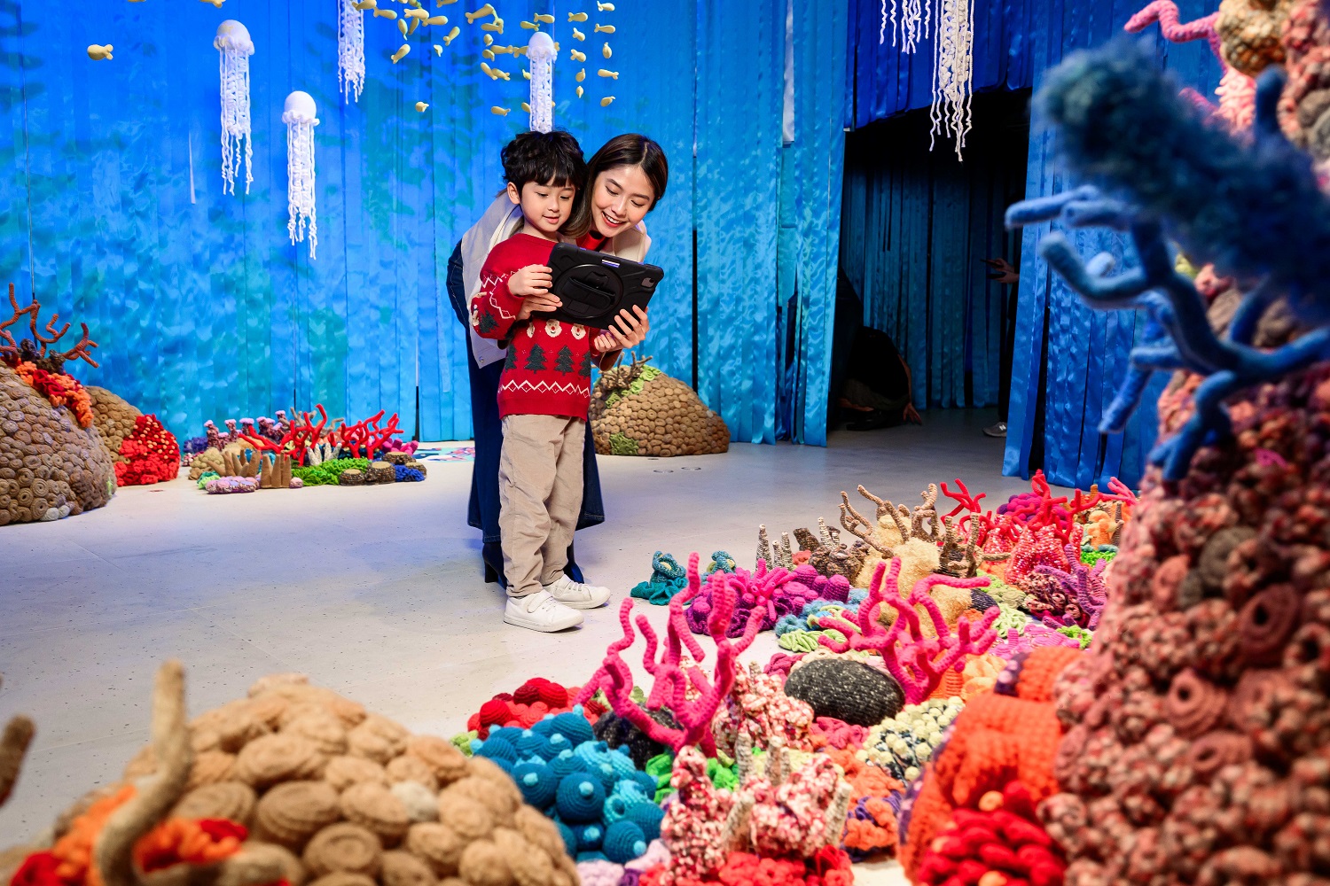 全球首座數(shù)碼藝術(shù)水族館《BLUTOPIA》開展多重感官藝術(shù)之旅 依海洋深度環(huán)境特質(zhì)劃成五大展區(qū) 沉浸式感受藝術(shù)與海洋生態(tài)訊息共鳴合奏 (3).jpg