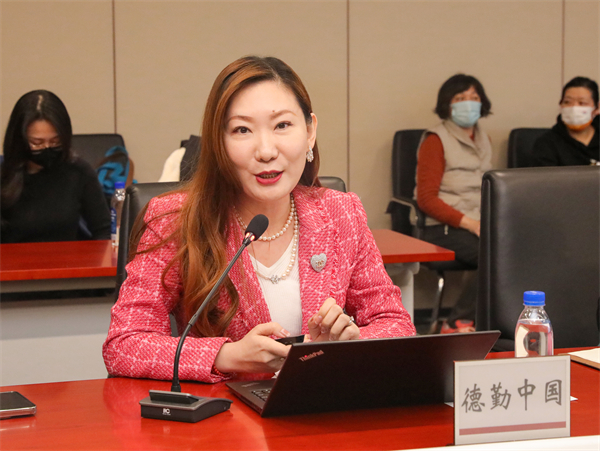 圖片4：德勤中國合夥人馬飛駿進行企業(yè)介紹、媒體互動.jpg