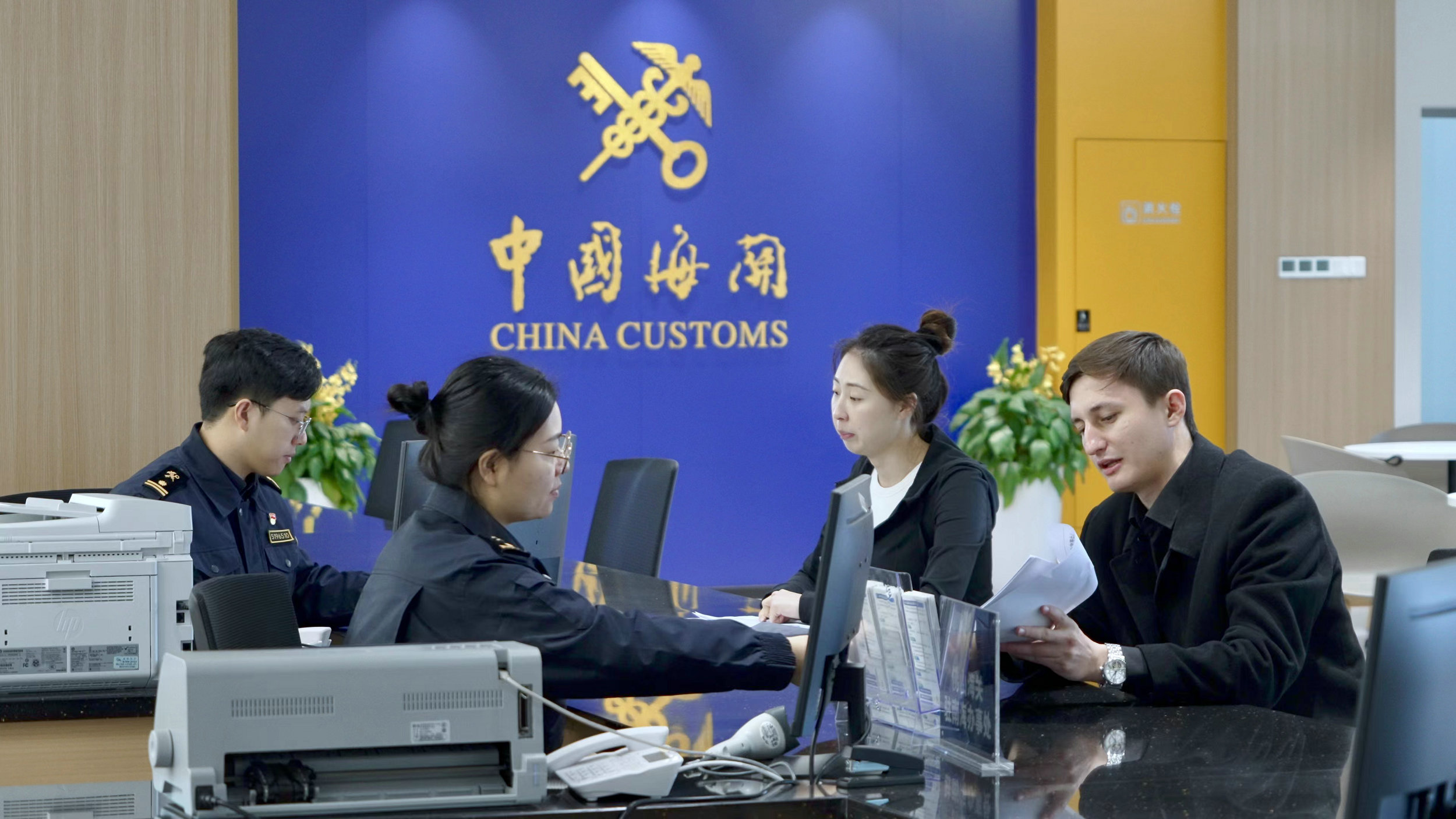 2、廣州海關(guān)所屬佛山海關(guān)駐南海辦事處關(guān)員指導(dǎo)企業(yè)辦理進(jìn)口貨物申報(bào)業(yè)務(wù).jpg