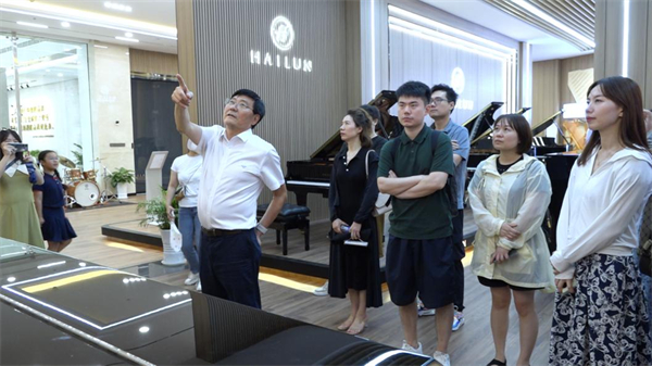 圖2圖說：陳海倫和音樂學(xué)院的師生講解海倫鋼琴的發(fā)展歷史  攝影：斌卓.jpg