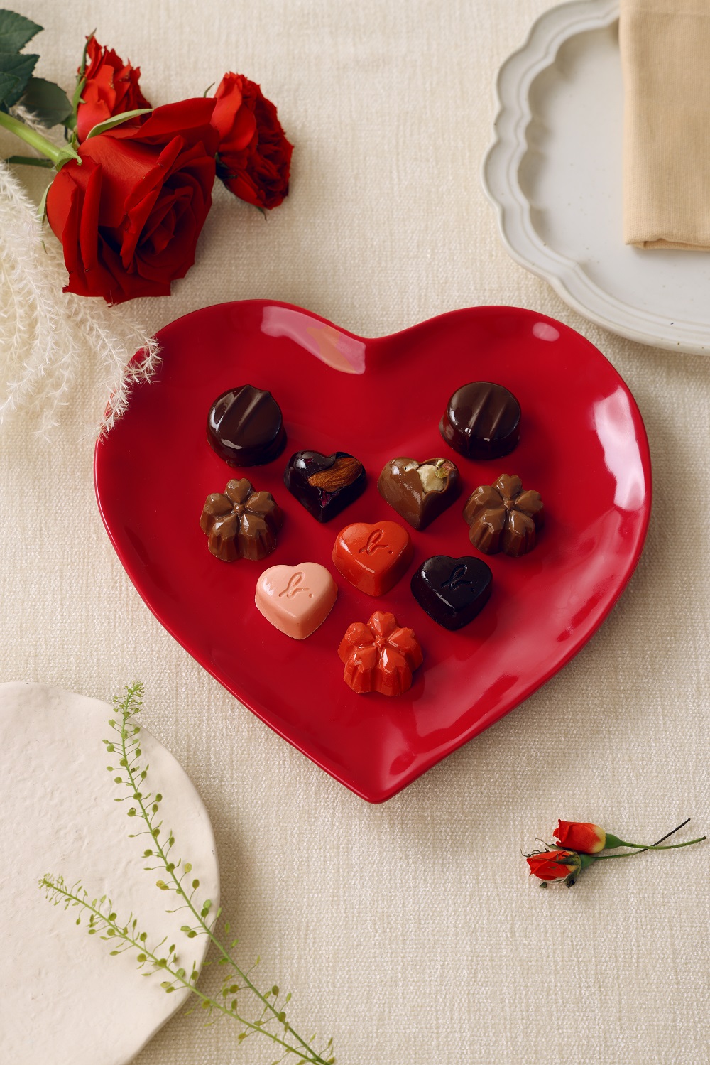 agnès b. DéLICES朱古力禮盒 為摯愛(ài)締造甜蜜驚喜時(shí)刻 (1).jpg