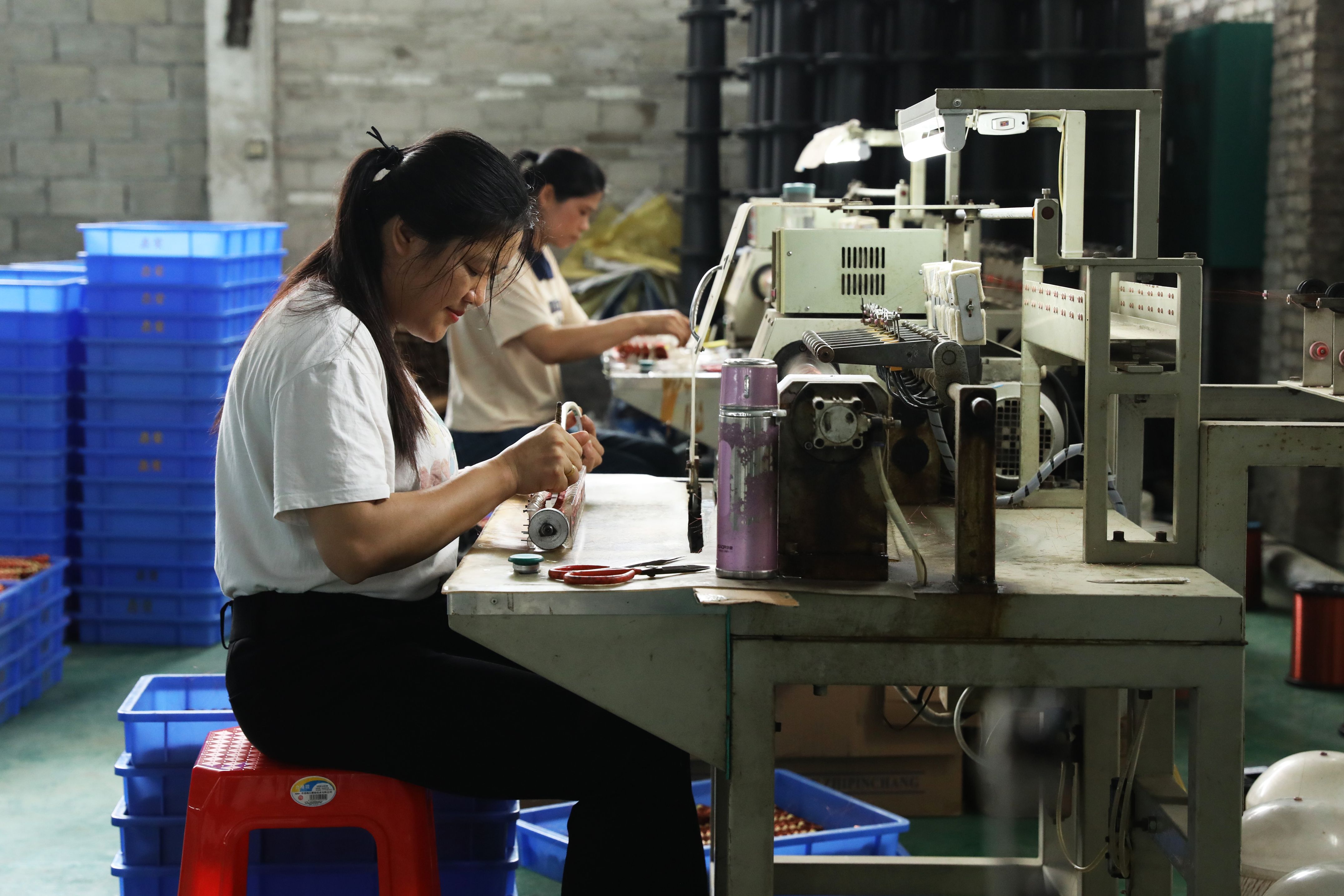 2.容縣鼎榮智能科技有限公司工人在車間工作(甘甜 攝).jpg