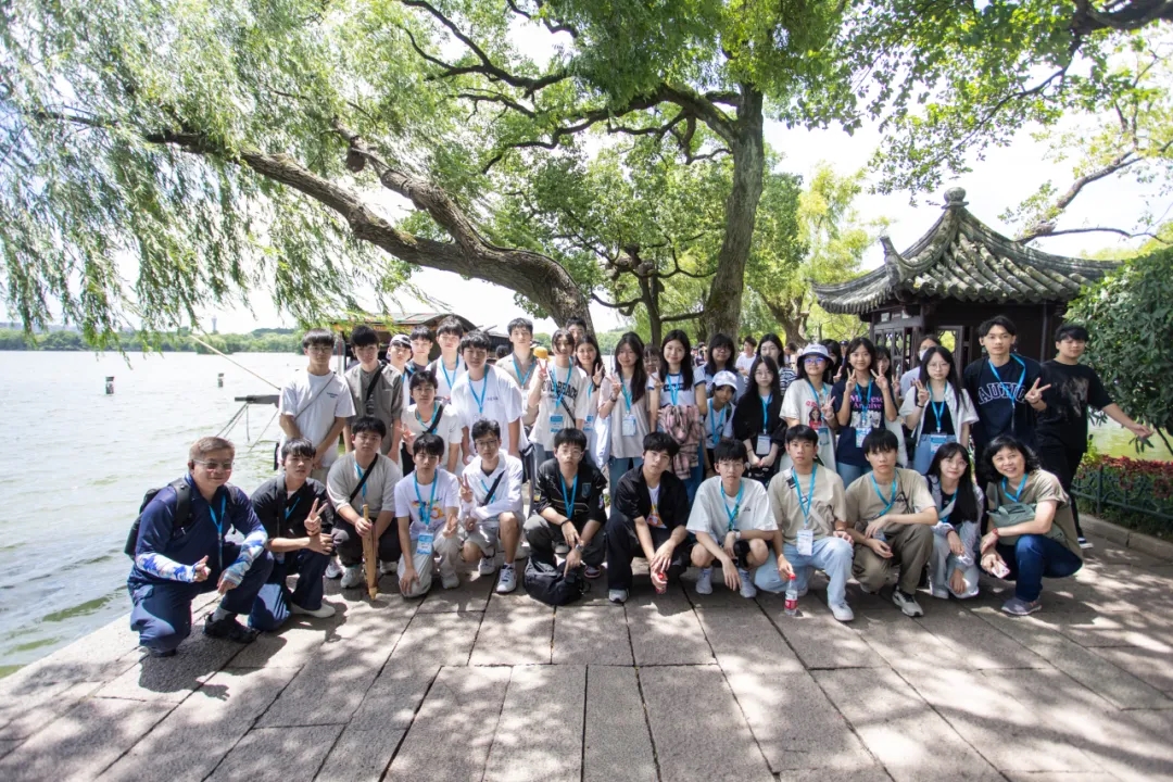 圖1圖說：青年在南湖邊合影。.jpg