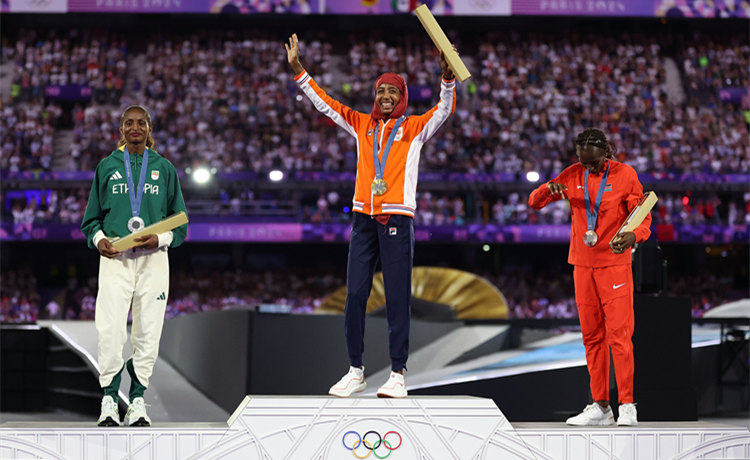 女子馬拉松冠軍荷蘭選手茜凡·哈桑（中）在閉幕式舉行的頒獎(jiǎng)儀式上。新華社記者 李明 攝.jpg