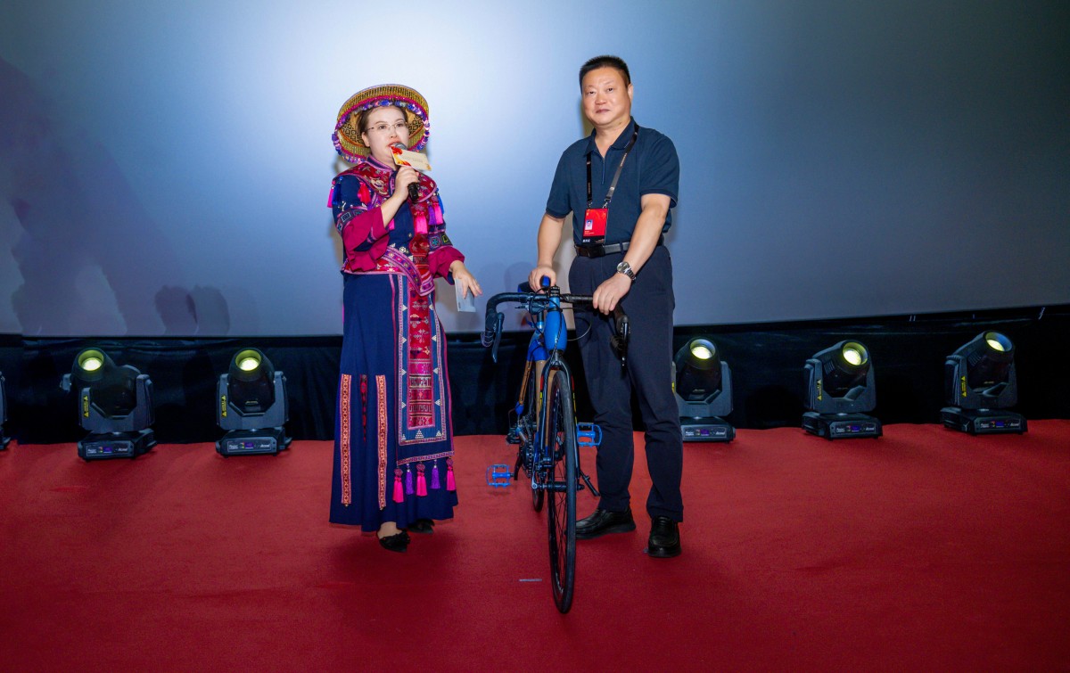 1、與主創(chuàng)人員一起敲響環(huán)江舞龍大鼓開啟首映大賣。覃瀟藝·攝 (2).jpg