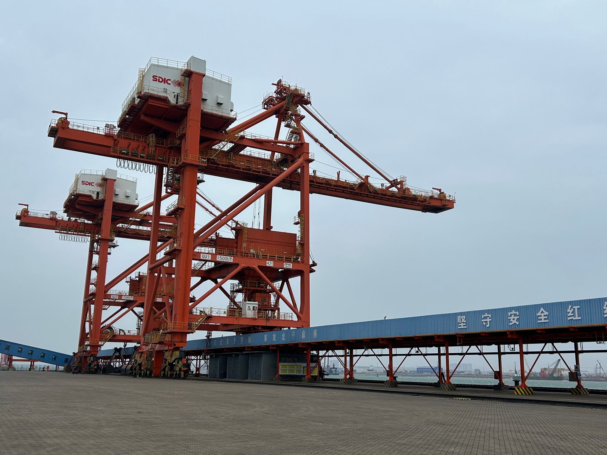 5.國(guó)投欽州港碼頭卸船機(jī).jpg