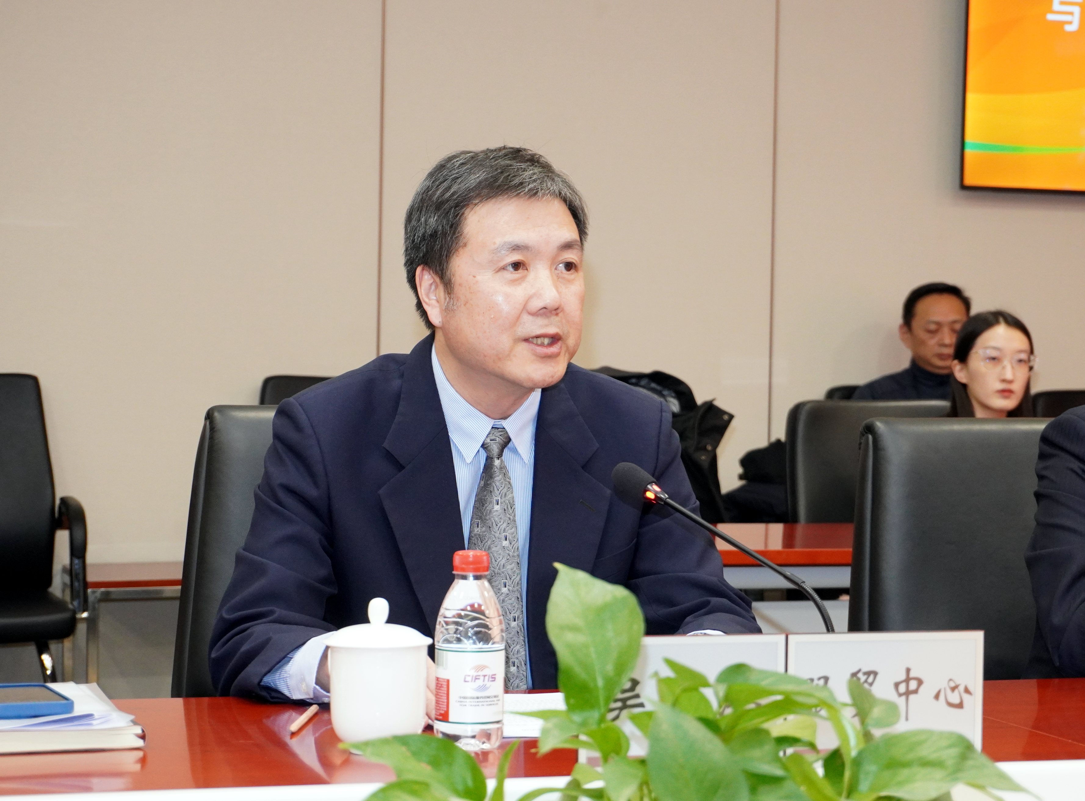 圖片2：北京市國(guó)際服務(wù)貿(mào)易事務(wù)中心副主任吳育鴻主持會(huì)議.jpg