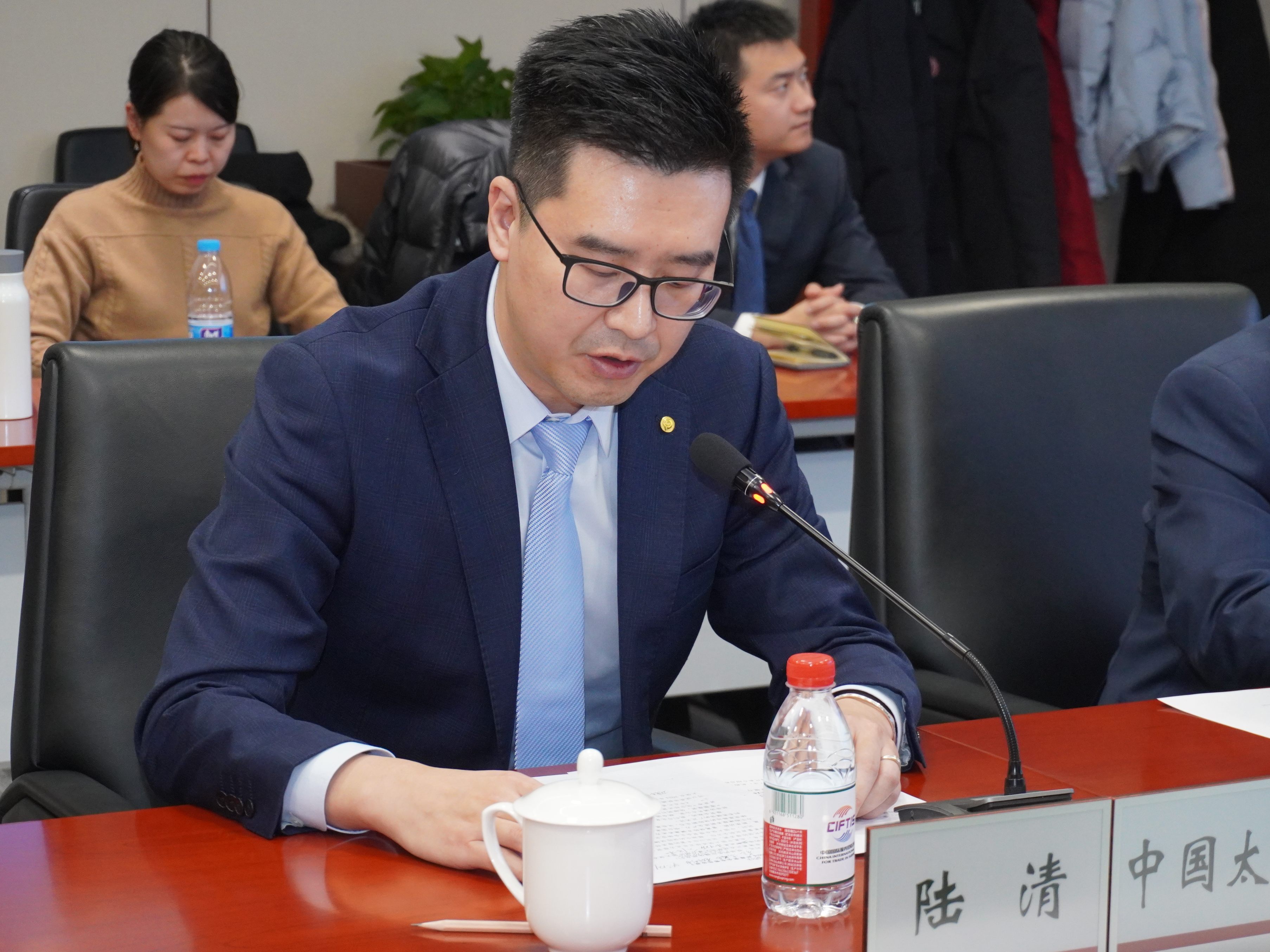 圖片4：中國(guó)太平洋財(cái)產(chǎn)保險(xiǎn)股份有限公司北京分公司總經(jīng)理助理陸清進(jìn)行機(jī)構(gòu)介紹.jpg