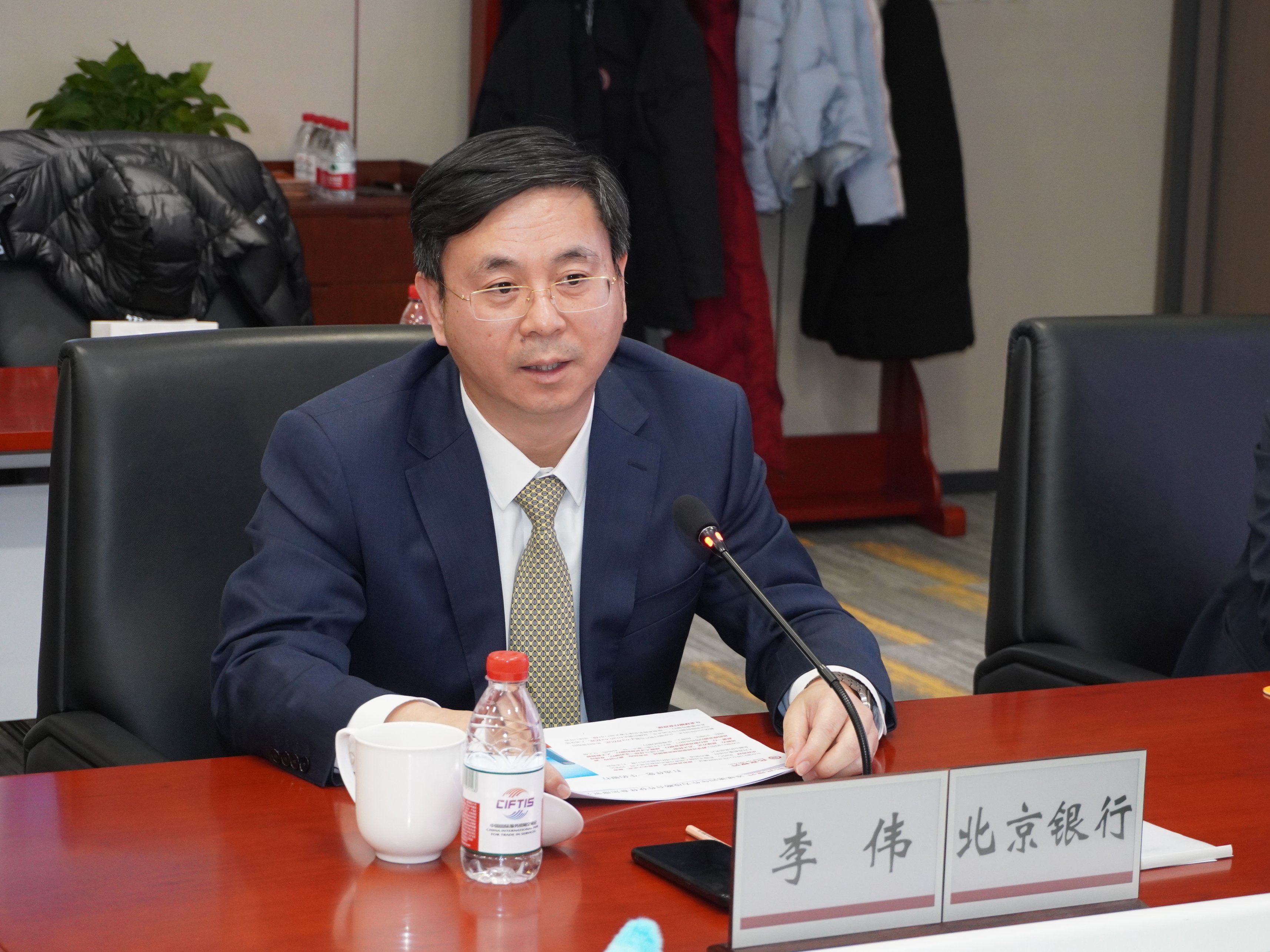 圖片6：北京銀行城市副中心分行副行長(zhǎng)李偉進(jìn)行機(jī)構(gòu)介紹並回答本報(bào)記者提問(wèn).jpg