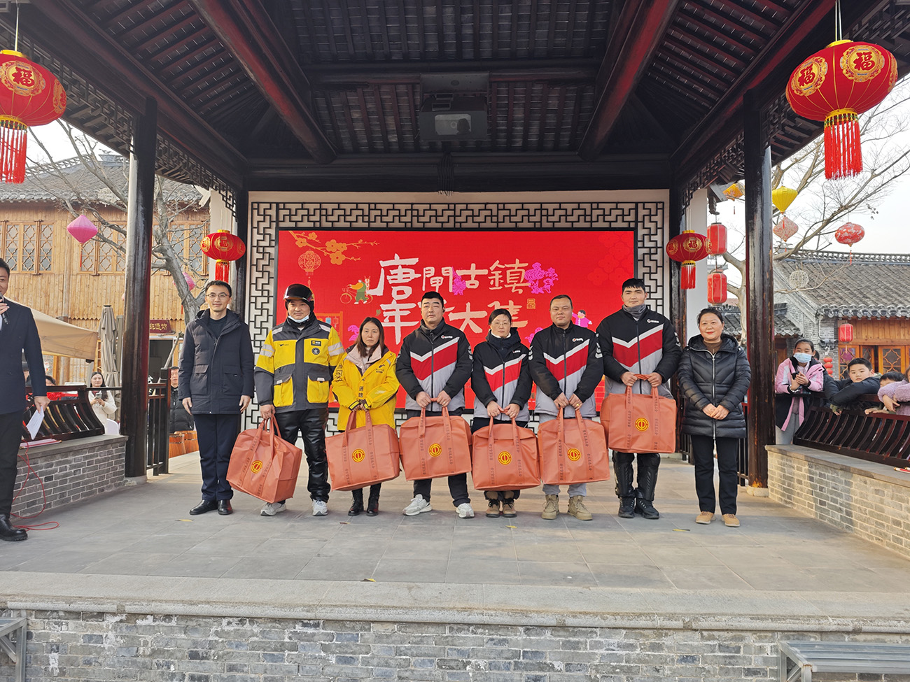 圖2：市集上，崇川區(qū)向快遞小哥等新業(yè)態(tài)群體代表送上新春大禮包。.jpg