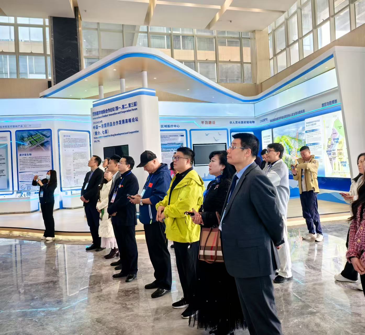 圖二、參觀考察防城港國際醫(yī)學(xué)試驗區(qū)賦能中心（歐德琳 攝）.jpg