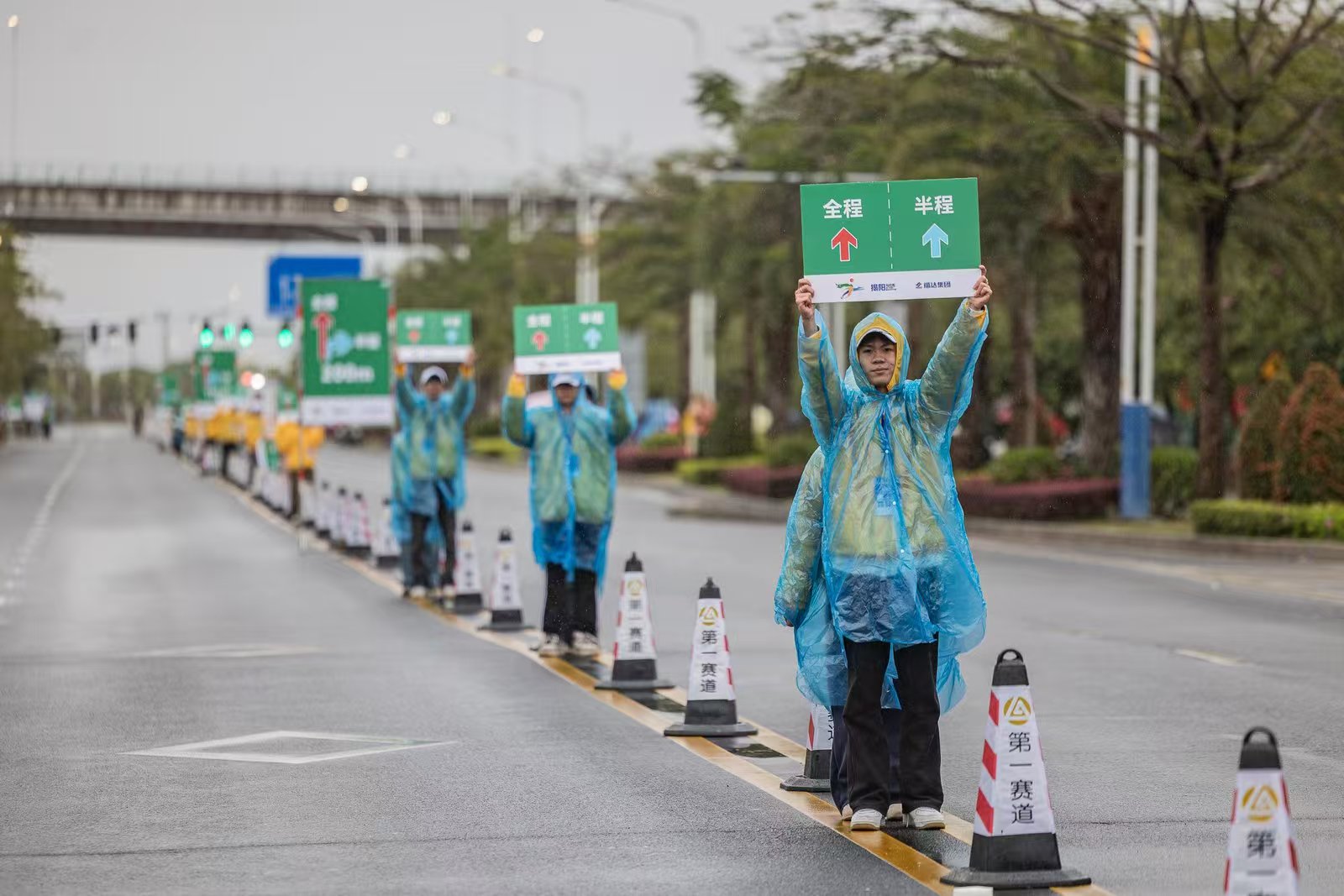 志願者雨中為跑者指明方向.jpg