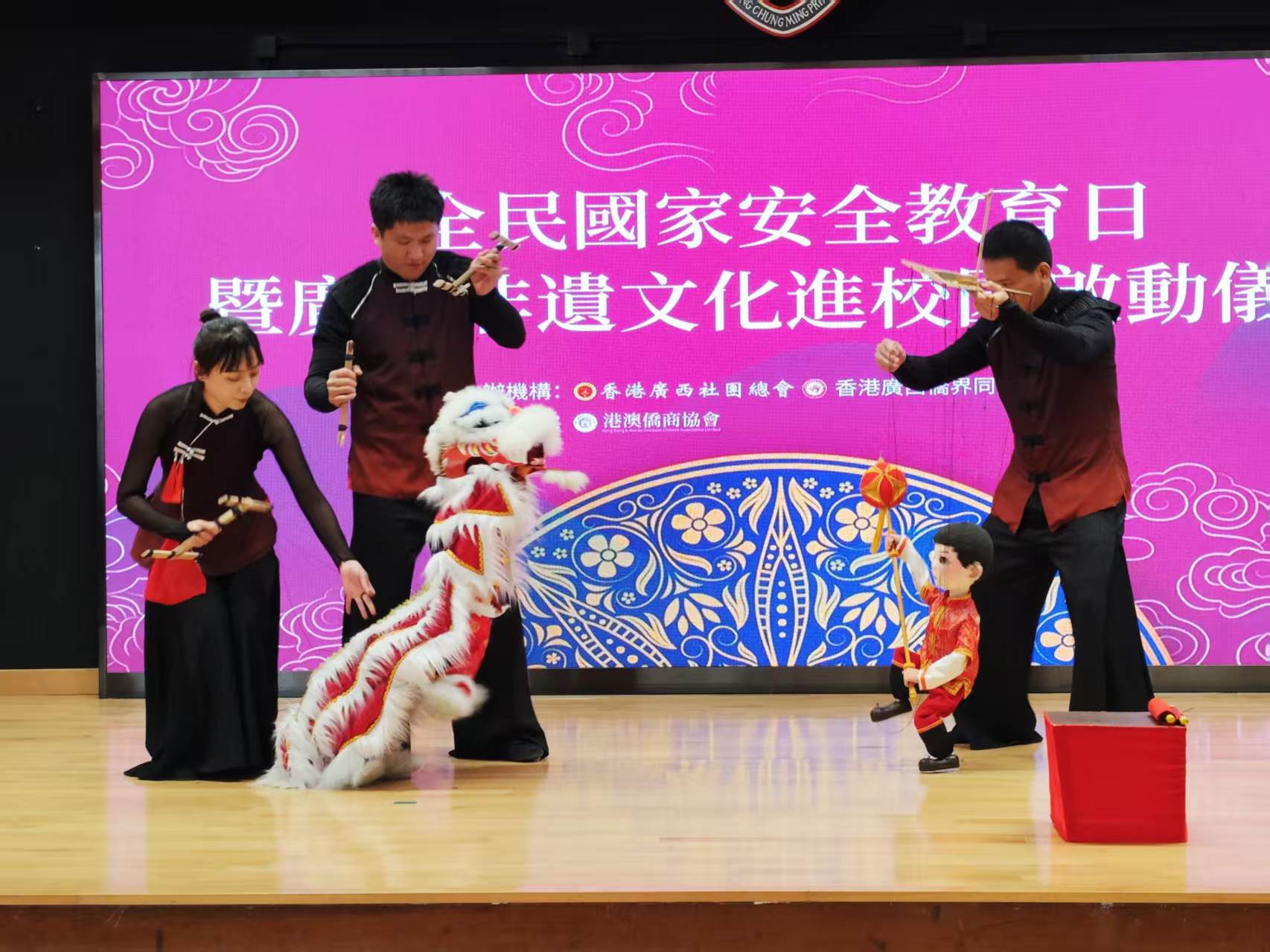 4、臺上有木偶表演。( 馮瀚文 攝).jpg