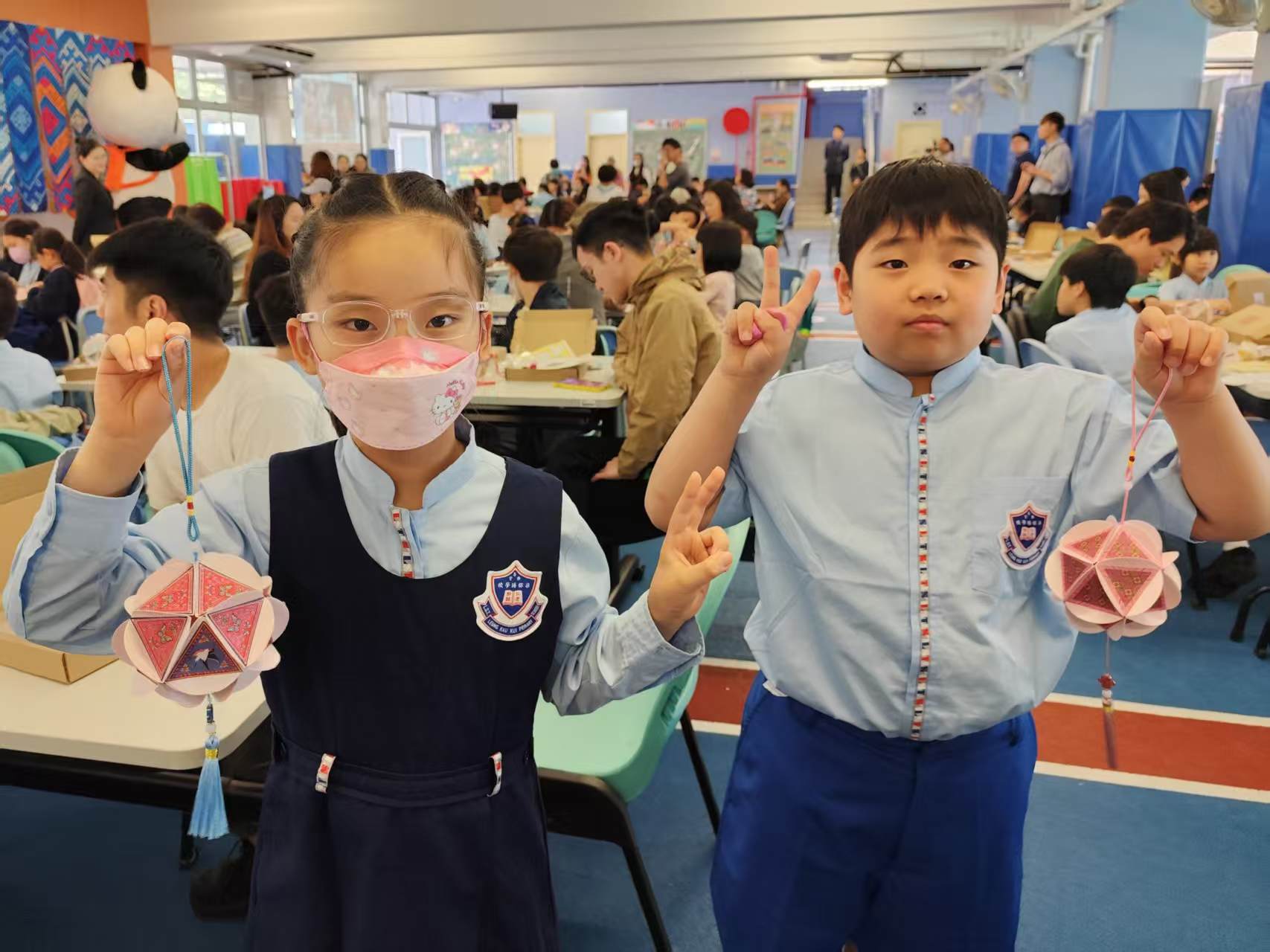 6、學生們親自製作繡球。( 馮瀚文 攝).jpg