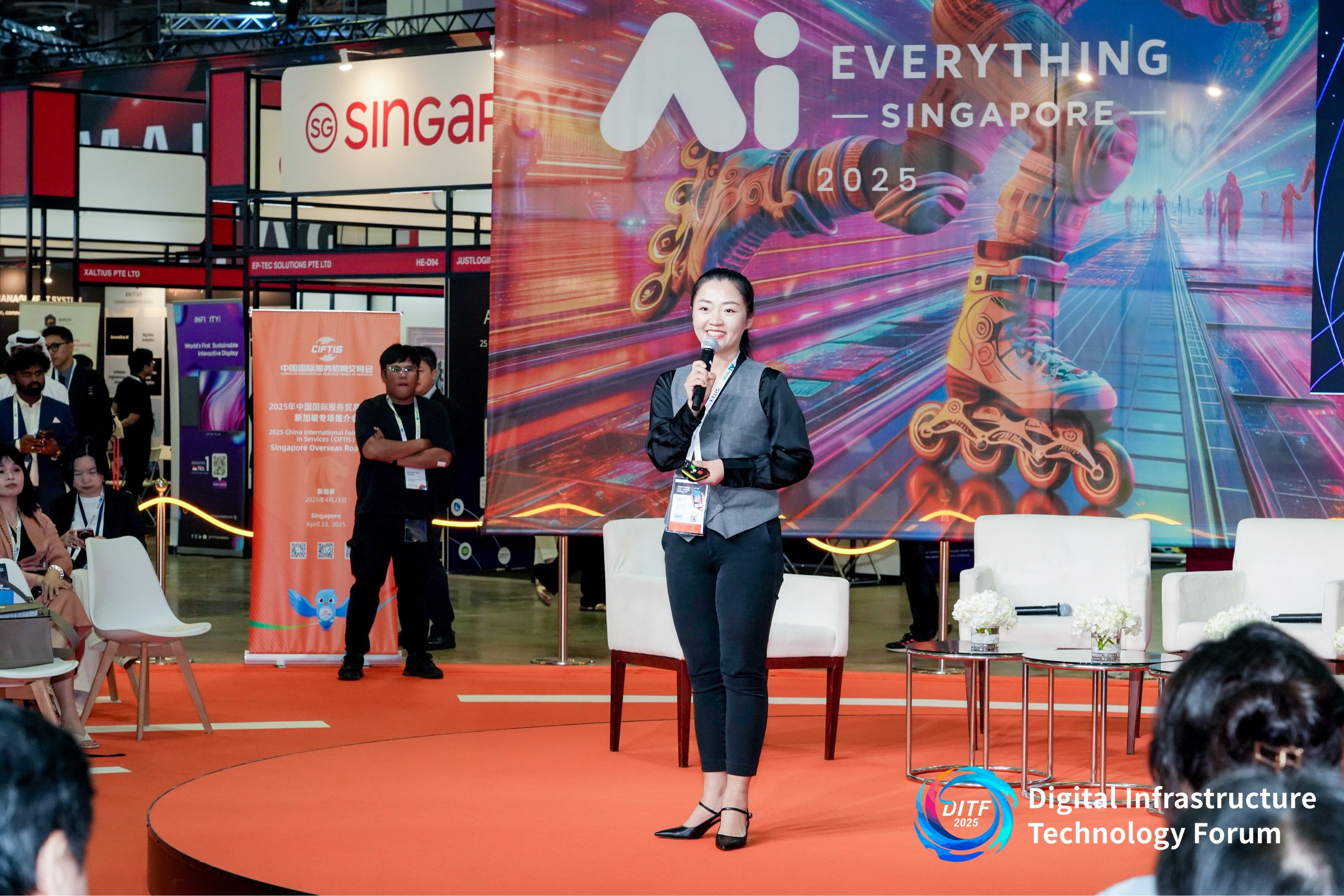 圖片3：智譜 AI 副總裁林超婷介紹智譜 AI 在人工智能領域的創(chuàng)新智能體產品及靈活的部署模式.jpg