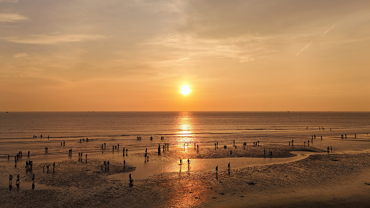 3 南通啟東是江蘇最早迎接日出的地方，長(zhǎng)江、東海和黃海三面環(huán)繞。（趙振華攝）.jpg