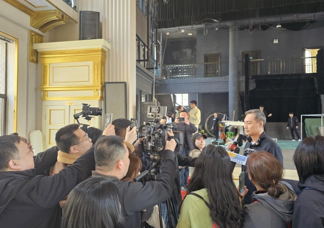 圖說(shuō)三 長(zhǎng)春市雜技團(tuán)團(tuán)長(zhǎng)王志明正在接受記者採(cǎi)訪.jpg