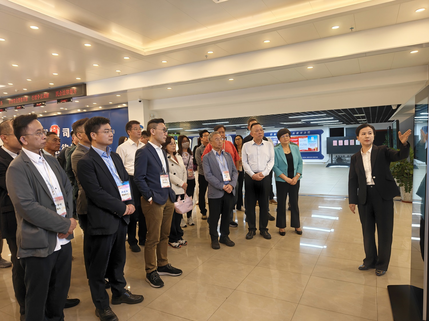 圖三、代表團(tuán)參觀玉林市公共法律服務(wù)中心（陳泉宗 攝）.jpg