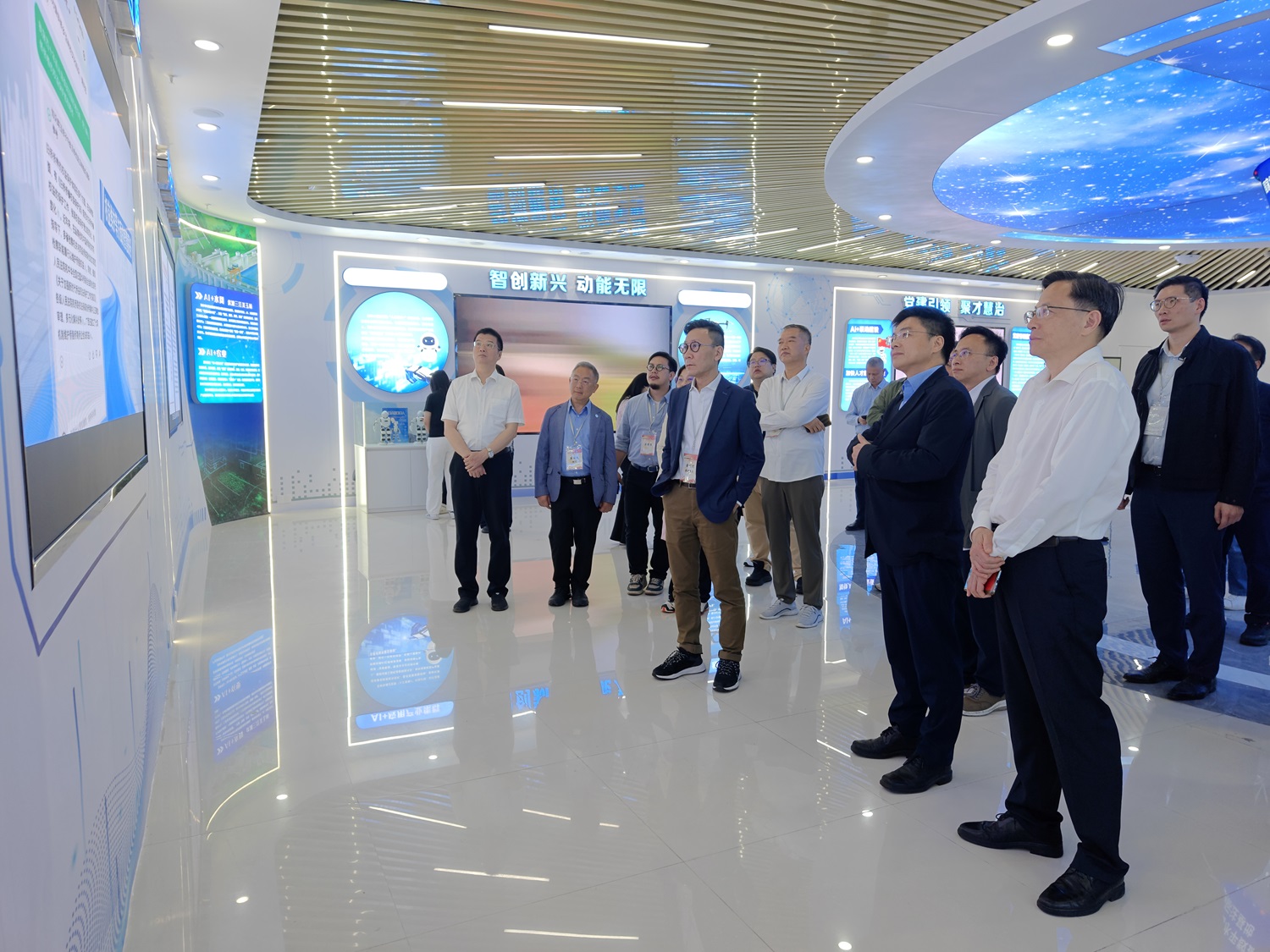 圖四、代表團(tuán)在玉林市人工智能創(chuàng)新賦能中心了解玉林市的AI技術(shù)在多領(lǐng)域的應(yīng)用（陳泉宗 攝）.jpg