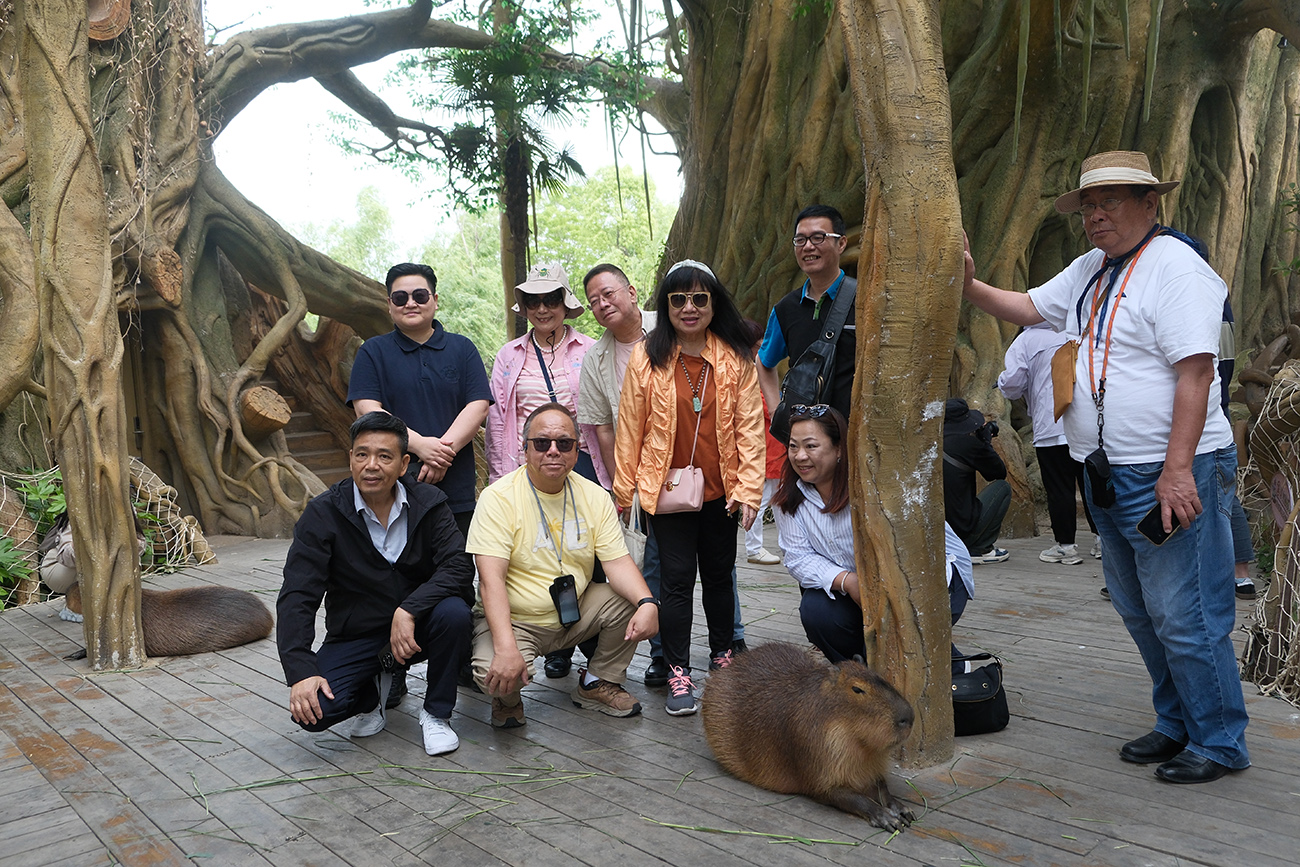 圖2：香港旅遊業(yè)界高層一行在南通森林野生動物園考察。.JPG