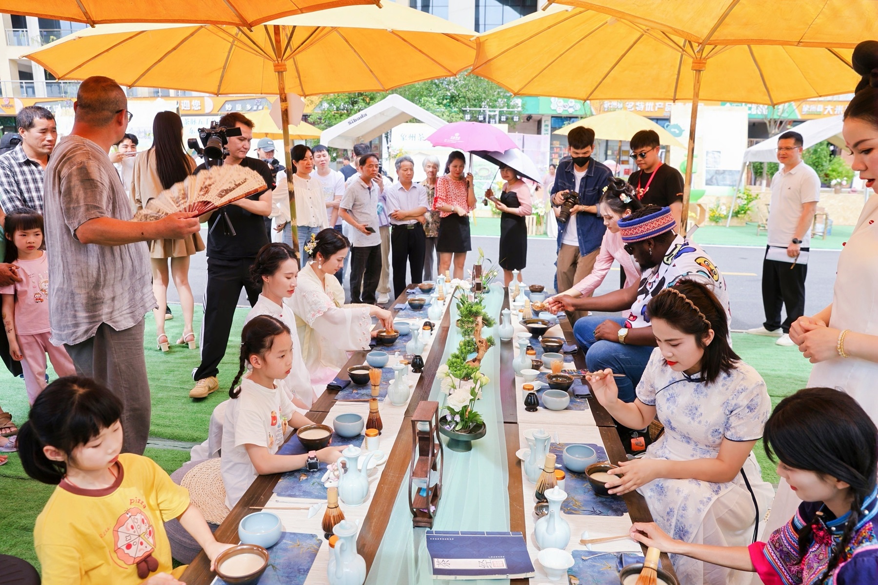 圖四、游客在象州茶肆活動(dòng)中體驗(yàn)宋代點(diǎn)茶.jpg