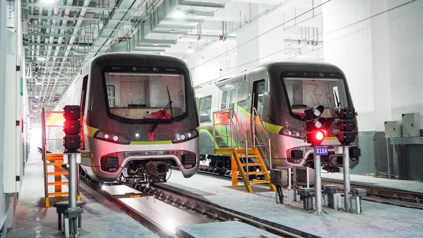 2、十二號(hào)線列車 張愛明攝.jpg