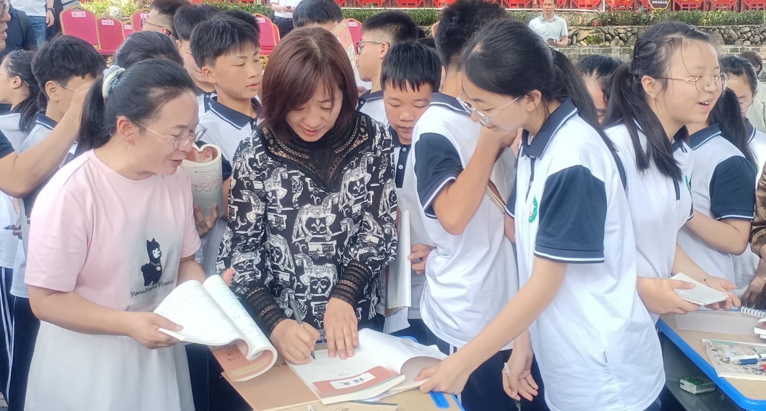 圖三、《青春之光》作者祝紅蕾現(xiàn)場(chǎng)為學(xué)生們簽名 黎堅(jiān) 攝.jpg