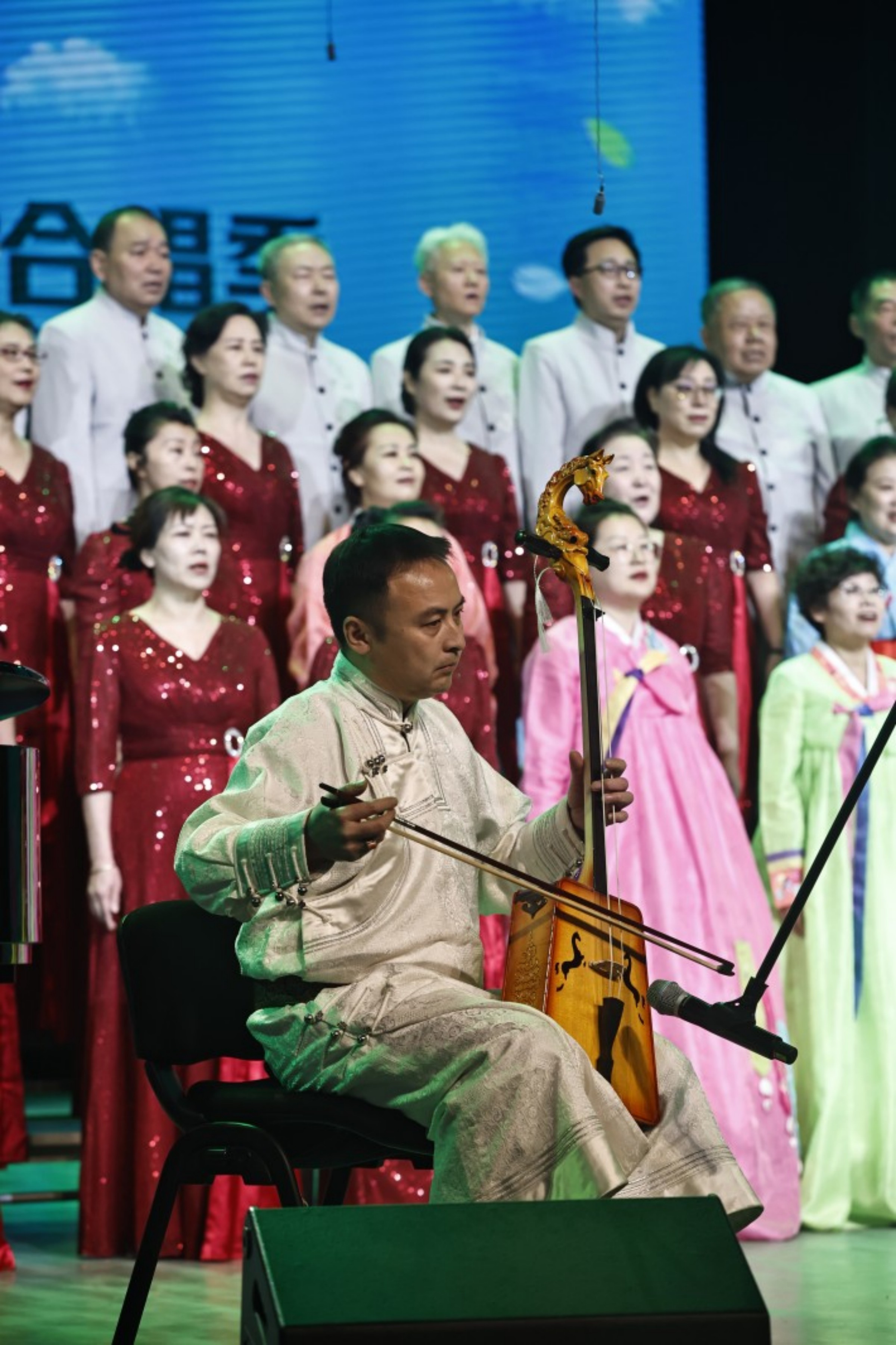 圖四:前郭歌舞團(tuán)馬頭琴首席班布爾加盟為合唱團(tuán)伴奏.jpg