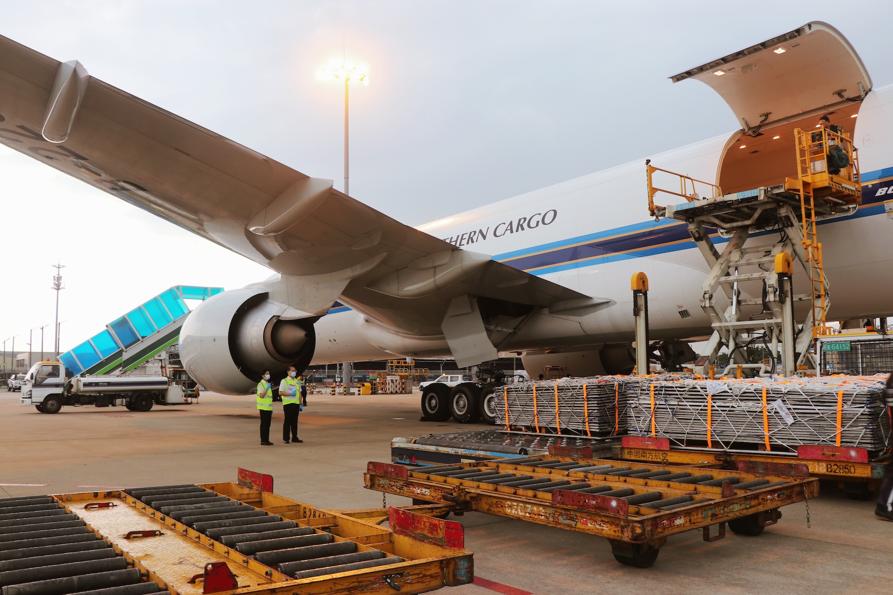 圖為：廣州白雲(yún)機(jī)場(chǎng)海關(guān)關(guān)員對(duì)進(jìn)口貨物進(jìn)行監(jiān)管（關(guān)蕓 攝）.jpg